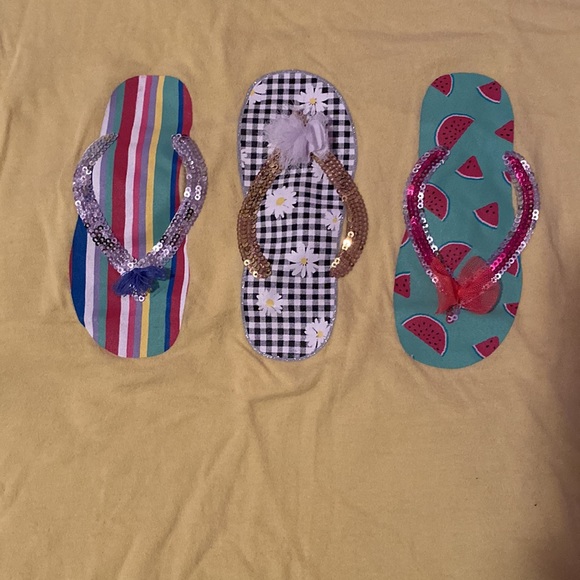 Cute yellow shirt with flip flops - Picture 2 of 3